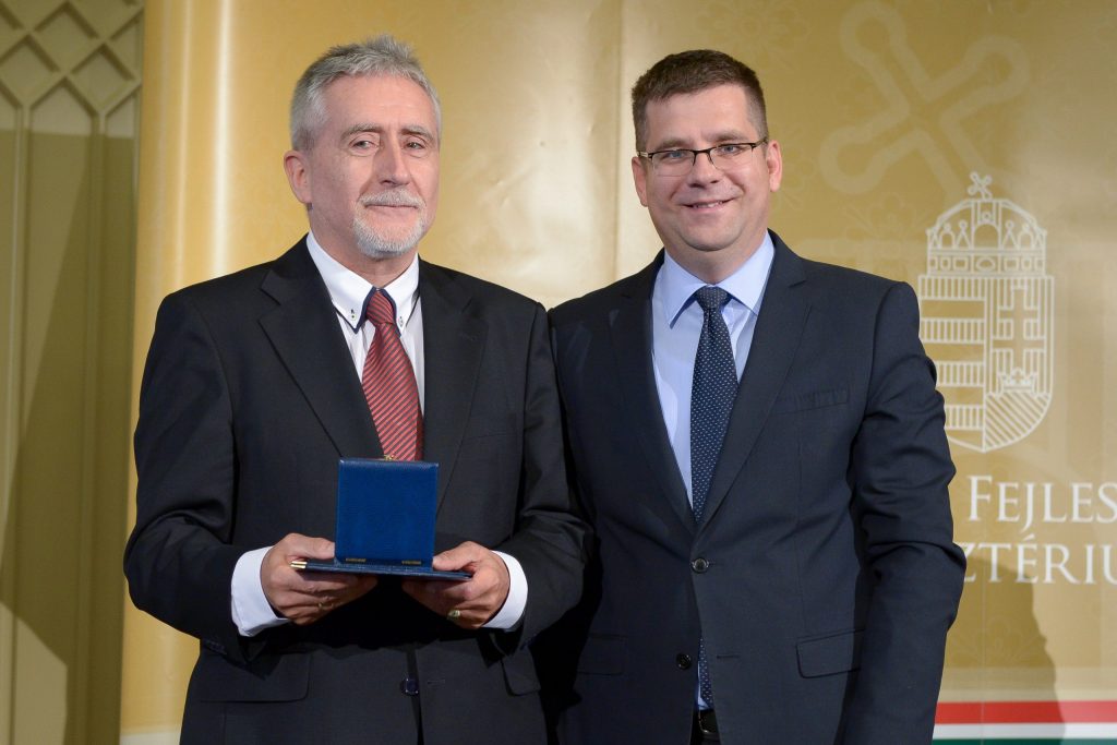 Miniszteri kitüntetés átadása
